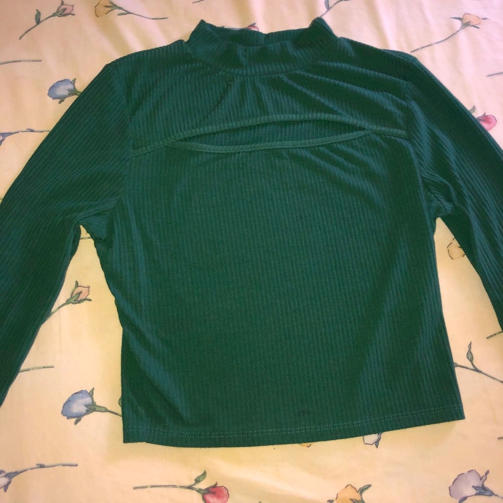 Green cropped long sleeve shirt w/ turtle neck